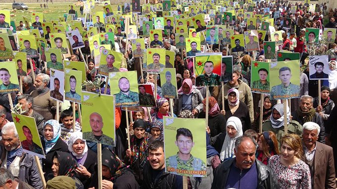 Aus Efrîn Vertriebene demonstrieren in Şehba mit den Bildern ihrer im Kampf gegen die Besatzung der Türkei gefallenen Angehörigen. | Foto: ANF