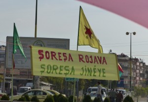 Rojava Devrimi Kadın Devrimidir pankartı, Qamişlo